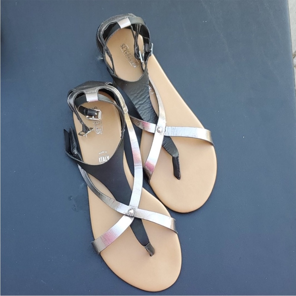 Seychelles Fill me in  leather black and metallic flat sandals